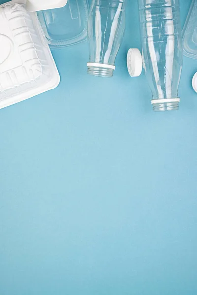 Κενό Πλαστικό Μπουκαλάκι Λευκά Καπάκια Συσκευασίες Και Πιάτα Σωρό Έννοια — Φωτογραφία Αρχείου