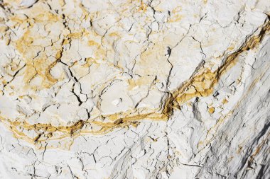 Arka plan için kırmızı çizgili beyaz kayanın soyut dokusu, yakın plan. Kaya çakıl taşlarının pürüzlü, düz yüzeyi