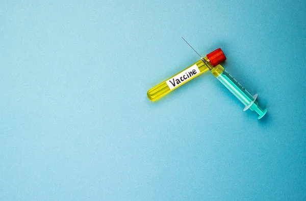 Ampulku Kovid Koronavirovou Vakcínou Naplněnou Injekční Stříkačkou Modrém Pozadí Lék — Stock fotografie