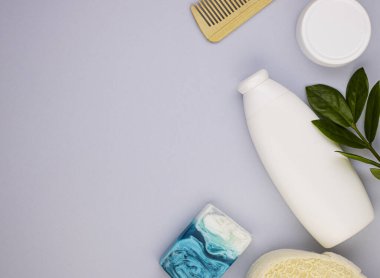 Kremler ve nemlendirici losyonlar hassas cilt ve vücut bakımı için, üst görünüm. Kişisel hijyen, gençliği ve güzelliği korumak için kadınların doğal kozmetik ürünleri.