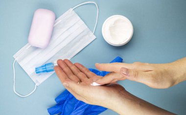 Kadınların tıbbi elleri, eldivenlerini çıkardıktan sonra ellerinin derisine bakar. Antiseptikler ve dezenfektanlardan zarar gören eller için nemlendirici ve besleyici krem