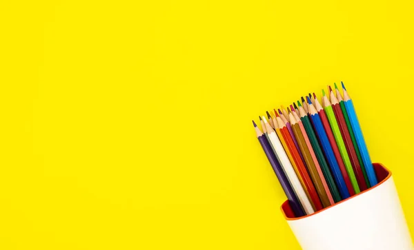 Lápices Colores Organizador Blanco Aislados Sobre Fondo Amarillo Material Oficina —  Fotos de Stock