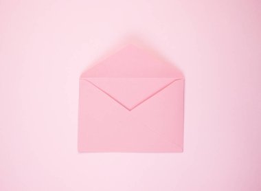 Yumuşak pembe arka planda pembe bir zarf. Kadınlar bayramı ve Sevgililer Günü için arka plan