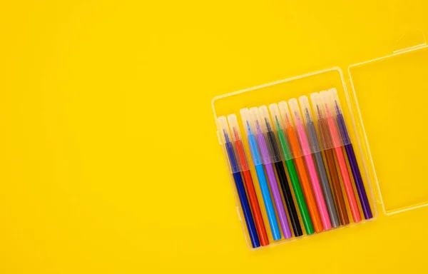 Marcadores Multicolores Paquete Sobre Fondo Amarillo Material Escolar Educativo Papelería —  Fotos de Stock