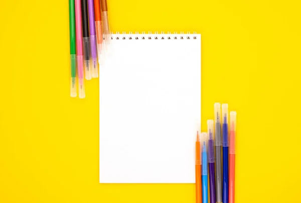 Marcadores Multicolores Con Bloc Notas Blanco Para Aprendizaje Línea Vuelta —  Fotos de Stock