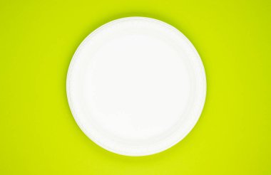 Çevre dostu, yeşil arka planda biyolojik olarak çözünebilen kağıt tabaklar. Doğanın saflığını korumak. Plastiğin reddi.