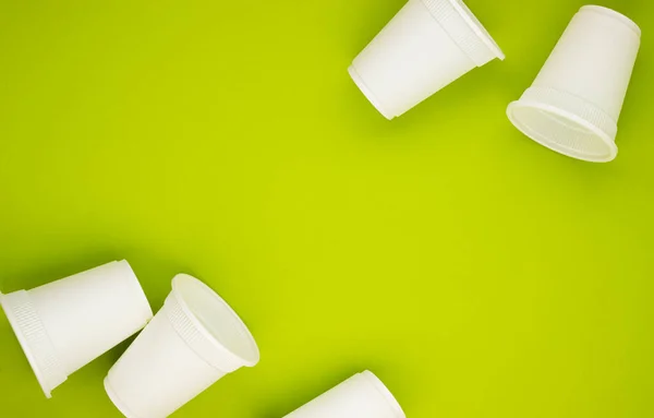 Contenedores Bebidas Biodegradables Sobre Fondo Verde Espacio Para Texto Protección — Foto de Stock