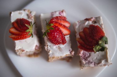 Beyaz arka planda çilekli kek.