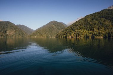 Göl, orman ve dağlar.