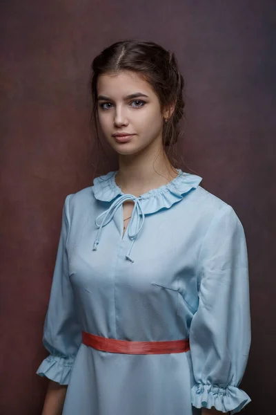 Chica Vestido Azul Sobre Fondo Oscuro — Foto de Stock