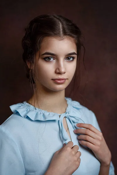 Fille Dans Une Robe Bleue Sur Fond Sombre — Photo