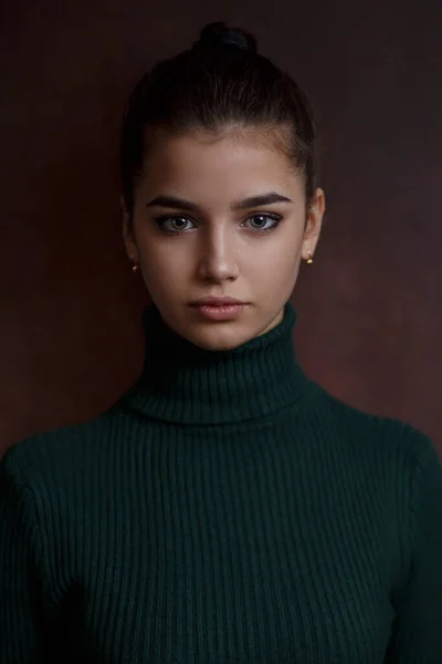 Una Ragazza Maglione Verde Gonna Uno Sfondo Scuro — Foto Stock