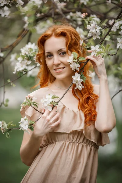 Rothaarige Mädchen Einem Beigen Kleid Garten — Stockfoto