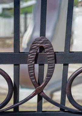 Eski ve modern dekoratif metal elementler çitler, kapılar, pencere pervazları