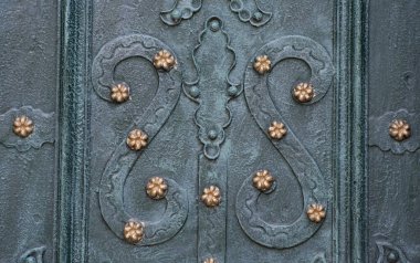 Eski ve modern dekoratif metal elementler çitler, kapılar, pencere pervazları
