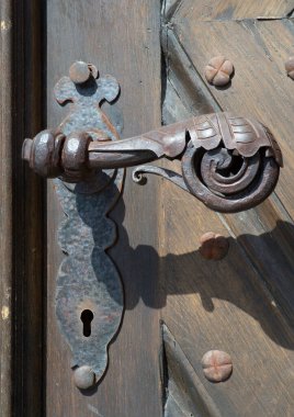 Eski ve modern dekoratif metal elementler çitler, kapılar, pencere pervazları