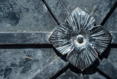 Eski ve modern dekoratif metal elementler çitler, kapılar, pencere pervazları