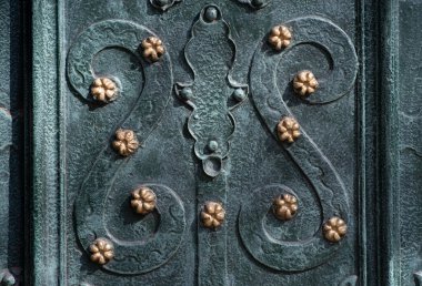 Eski ve modern dekoratif metal elementler çitler, kapılar, pencere pervazları