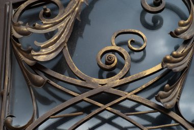 Eski ve modern dekoratif metal elementler çitler, kapılar, pencere pervazları