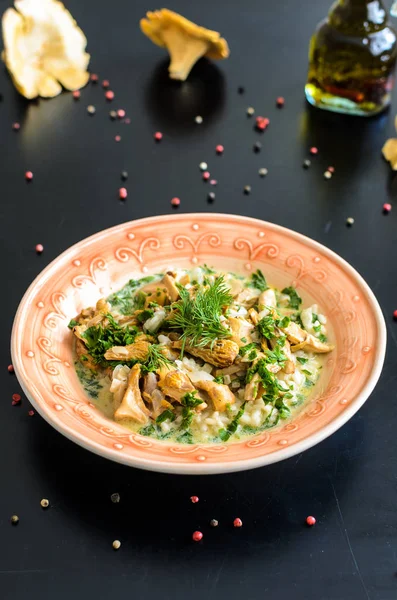 Delicioso risotto con hongos porcini sobre fondo negro rústico — Foto de Stock