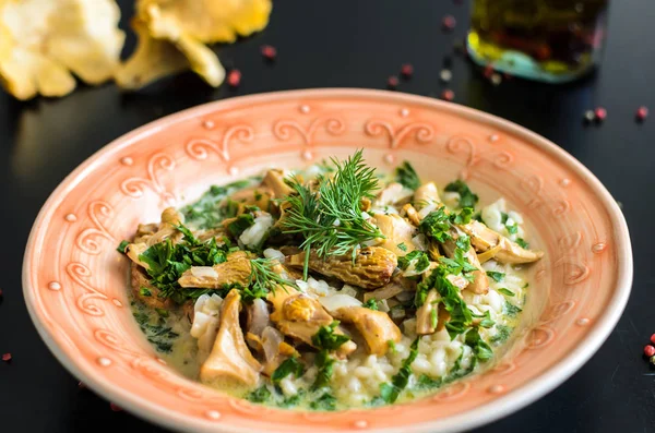 Delicioso risotto con hongos porcini sobre fondo negro rústico —  Fotos de Stock