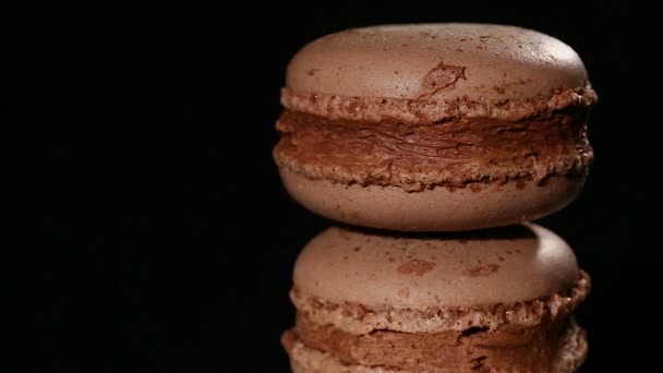 달콤한 초콜릿과 캐 러 멜 충전 물 가진 전통적인 이탈리아 마카롱 쿠키 — 비디오