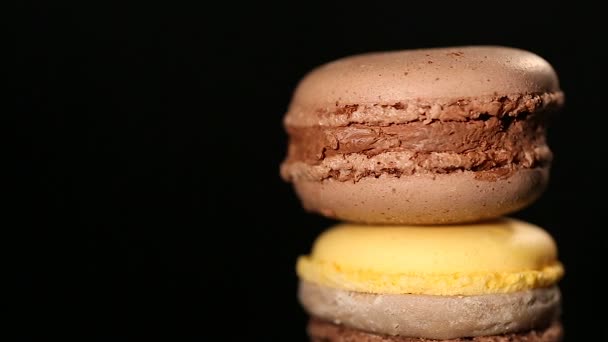 Προσκαλώντας σοκολατάκι γλυκό σοκολάτας macaron, νόστιμο επιδόρπιο, μαγειρική τέχνη — Αρχείο Βίντεο