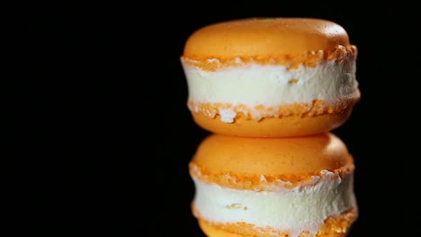 Sobremesa assada apetitosa, macaron laranja doce close-up, arte de confeitaria — Vídeo de Stock