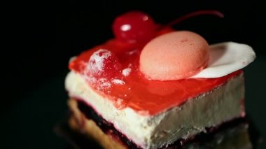 Lezzetli pasta macaron tatlı kurabiye ve kiraz, şekerlemeler sanat ile dekore edilmiş