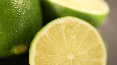 Enerjik suyu, sağlıklı bir yaşam tarzı yenileme sıkma önce yeşil limon kesilmiş