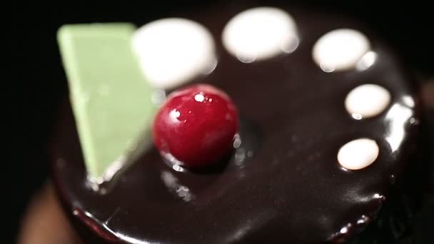 Pastelaria doce decorada com cobertura de chocolate e cereja em cima, comida insalubre — Vídeo de Stock