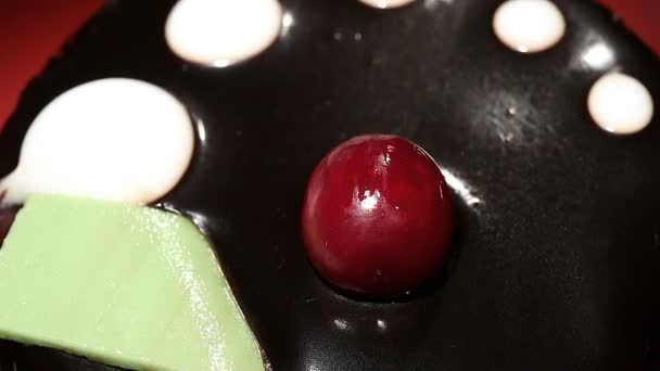 Postres tentadores de chocolate con cereza en la parte superior, adicción a los dulces poco saludables — Vídeo de stock