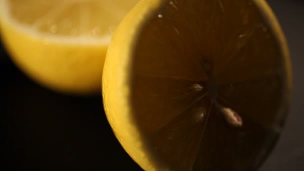 Frisch geschnittene Zitrone Nahaufnahme, saftige Zutat für Limonade oder Cocktail, kulinarische — Stockvideo