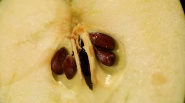 Elma yarım closeup, sağlıklı beslenme için yararlı vitaminler açısından zengin tatlı meyve