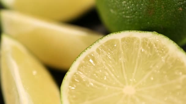 Refrescante limón verde amargo, cítricos cortados ricos en vitamina C, aromaterapia — Vídeo de stock