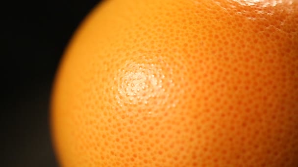 Цитрусовые фрукты крупным планом, проблемы с целлюлитом апельсиновой кожуры, нездоровая кожа — стоковое видео
