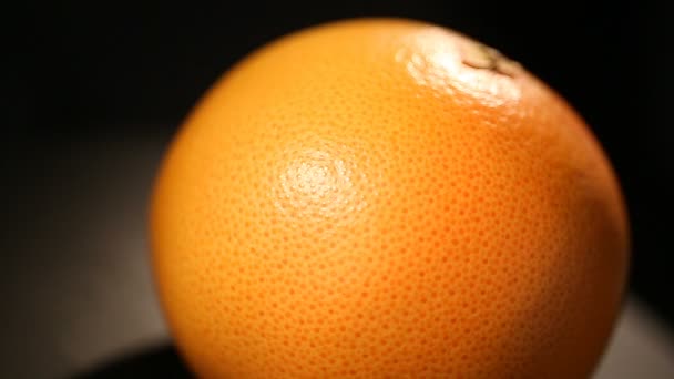 Energie spendende süße Orangenfrüchte reich an Vitamin C, frisches Produkt für gesunden Saft — Stockvideo