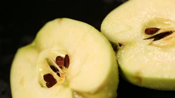 Mitades de manzana fresca preparadas para cocinar postre saludable, fruta dulce jugosa — Vídeo de stock