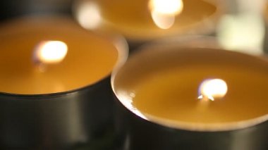 Rüzgarda yanan mumlar, açık hava partisinde veya kafede süslemeler, hipnotik alev