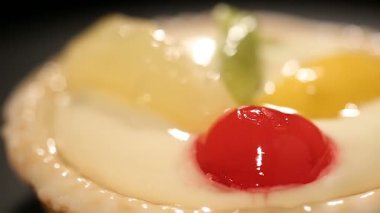 Şeker yüksek parlak kek ve konserve meyve, sağlıksız tatlı ile dekore