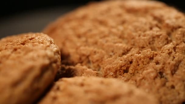 Galletas de avena crujientes recién horneadas, delicioso postre, recetas de nutrición saludable — Vídeos de Stock