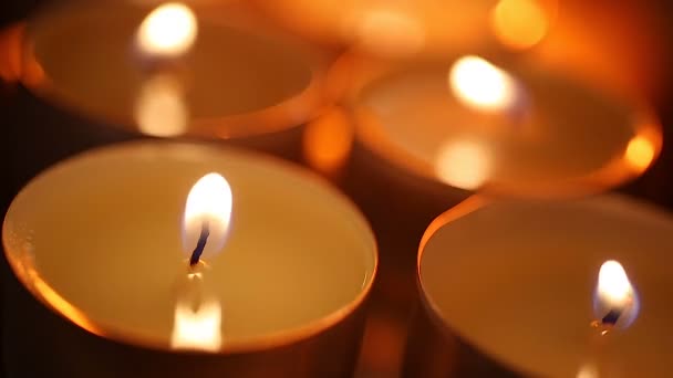 강한 바람에 흔들리는 취약한 촛불, 생존을 위해 노력하는 마지막 희망 — 비디오