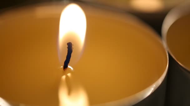 Calme flamme de bougie hypnotique brûlant dans l'obscurité, atmosphère romantique, se détendre — Video