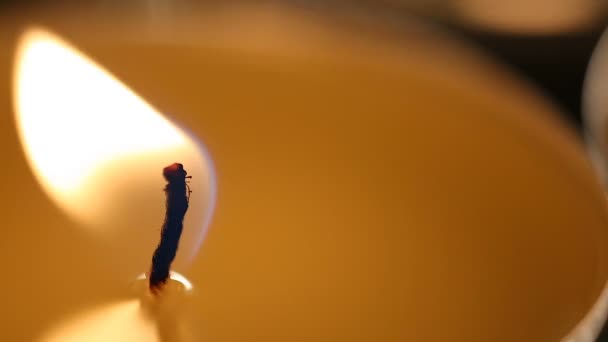 Bougie parfumée décorative brûlant, diffusant l'arôme au spa de l'hôtel, centre de beauté — Video