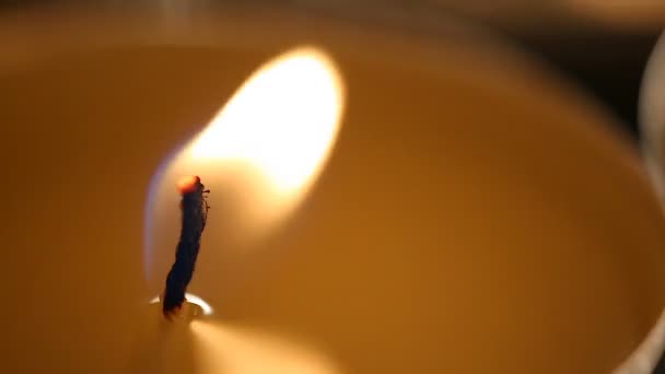 Vent fort soufflant à faible flamme de bougie, tentative de résister à la maladie en phase terminale 