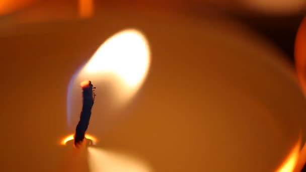 flamme de bougie affectée par le vent fort, face à des problèmes, lutte pour surmonter le problème 