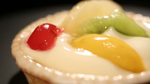 Pyszne ciasto jogurtowe z owocami tropikalnymi, apetyczna piekarnia na lekki deser — Wideo stockowe