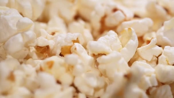 Pluizig popcorn macro, luchtige popped Corn snack geserveerd in de bioscoop, entertainment — Stockvideo