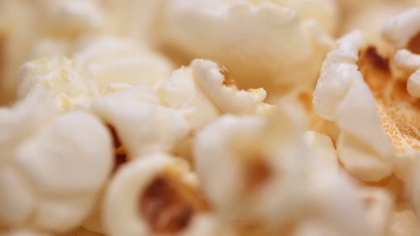 Primer plano de palomitas de maíz saladas o dulces, bocadillo de maíz popped poco saludable servido en el cine — Vídeo de stock
