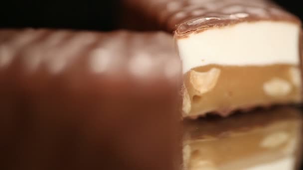 Heerlijke karamel en noten Bar gegarneerd met chocolade glazuur, zoetwaren winkel — Stockvideo